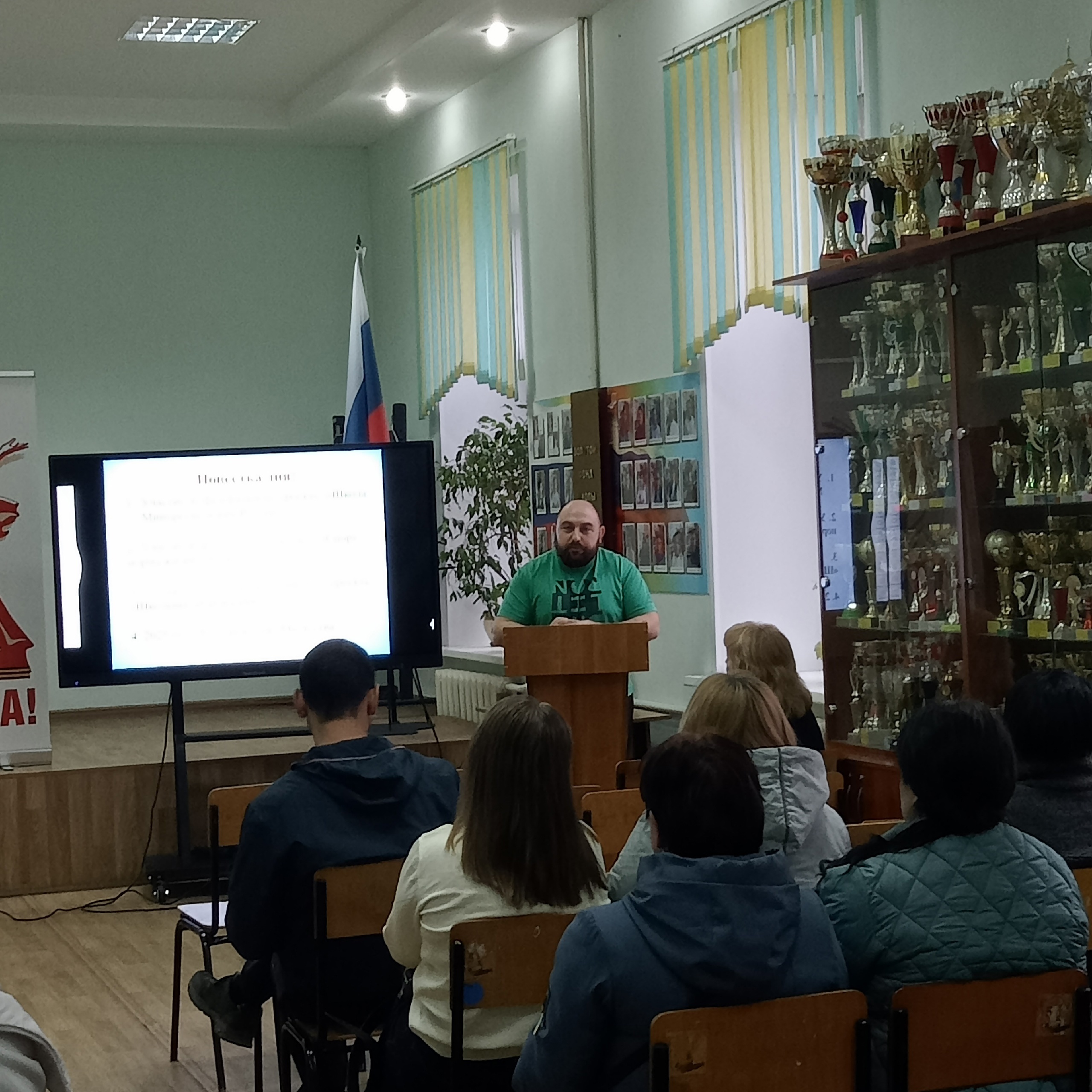 На прошлой неделе, в МКОУ «Средняя школа №1» прошло общешкольное родительское собрание, на котором одним из вопросов был, регистрация участников в новой системе через портал ГОСУСЛУГ.